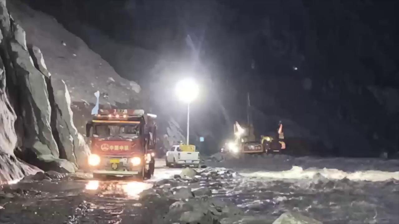 Video thumbnail for China: Highway to Mudslide-Hit Border Port Nears Reopening in Gyirong.