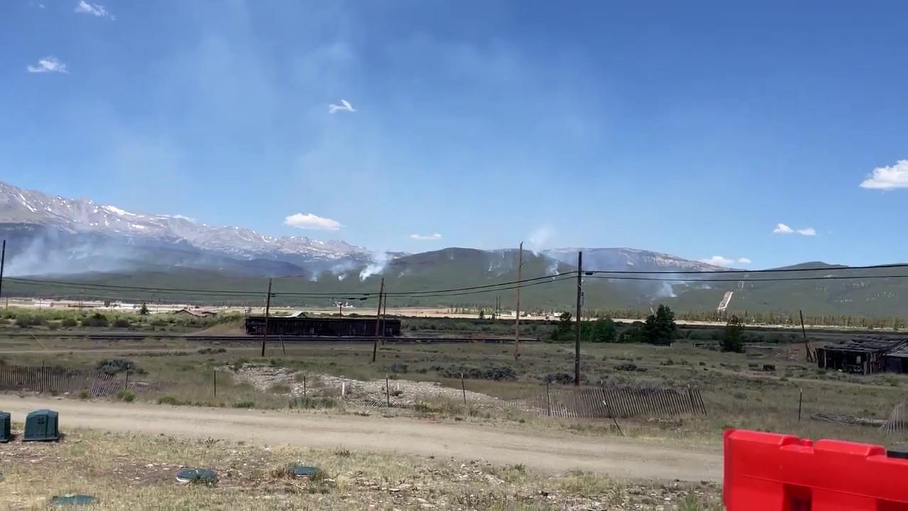 Video thumbnail for US: Evacuations Remain in Place as Willow Fire Grows Near Leadville.