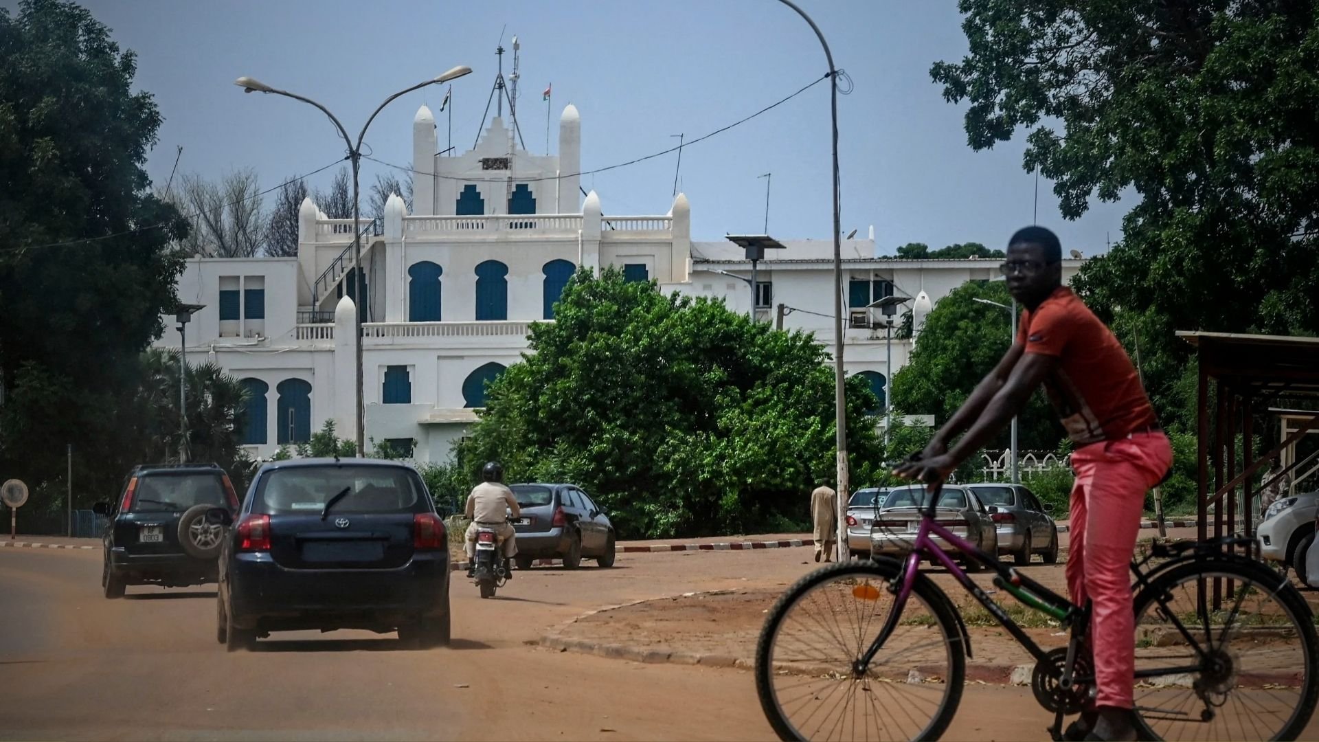 Video thumbnail for Gunfire and explosions rock Niger capital during overnight military mutiny