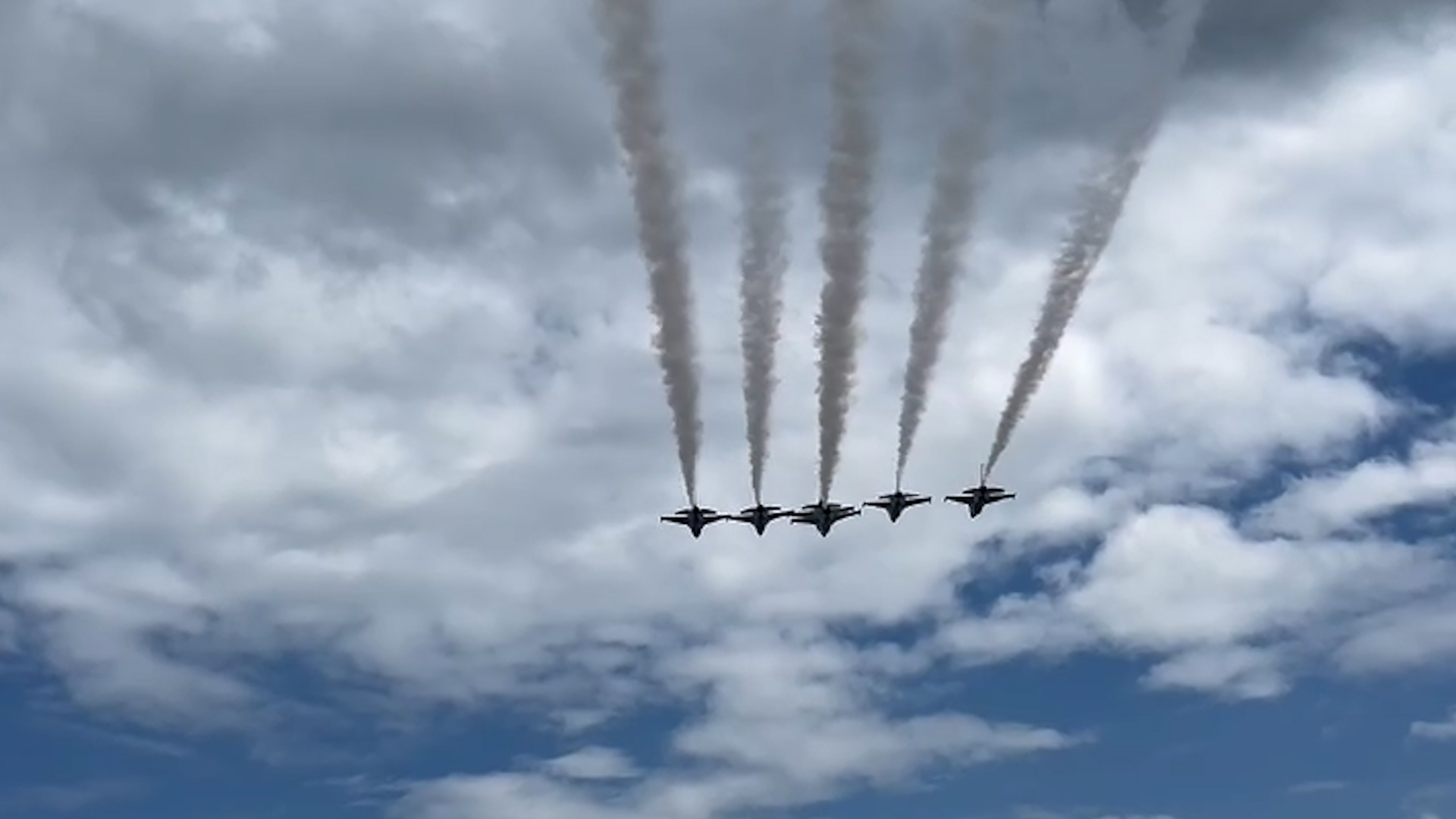 Video thumbnail for Jets fly overhead ahead of Jones Beach air show