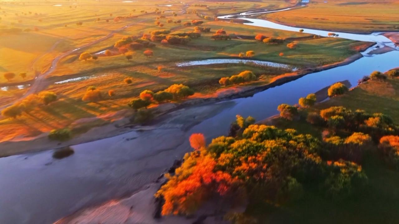 Video thumbnail for China: Mist shrouds wetlands, mountains in dreamlike landscape in Henan.
