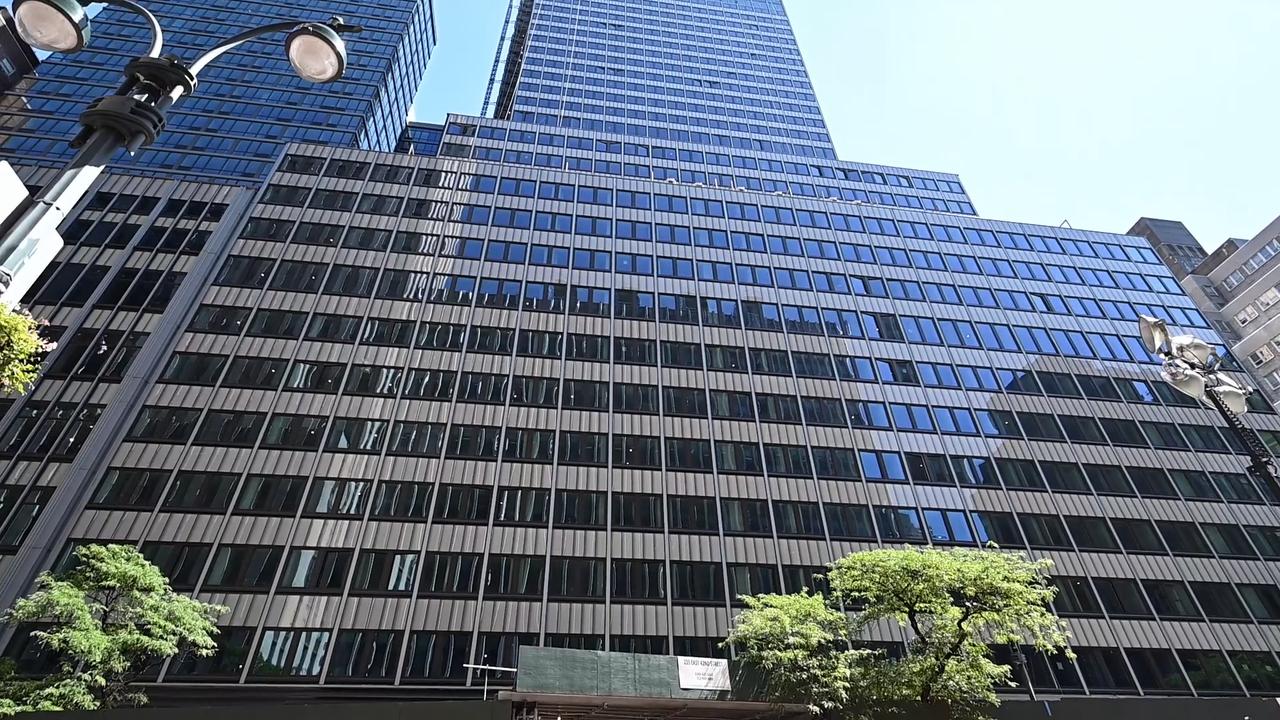 Video thumbnail for NY: Damaged High Rise Shuts Down Part Of 42nd Street.