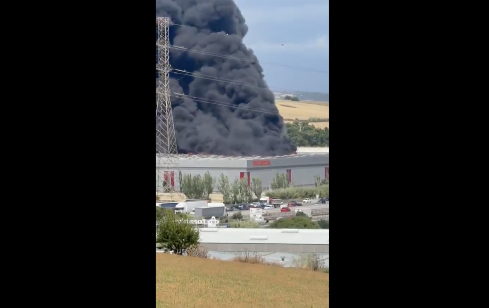 Video thumbnail for Huge fire erupts at Honda warehouse in Barcelona