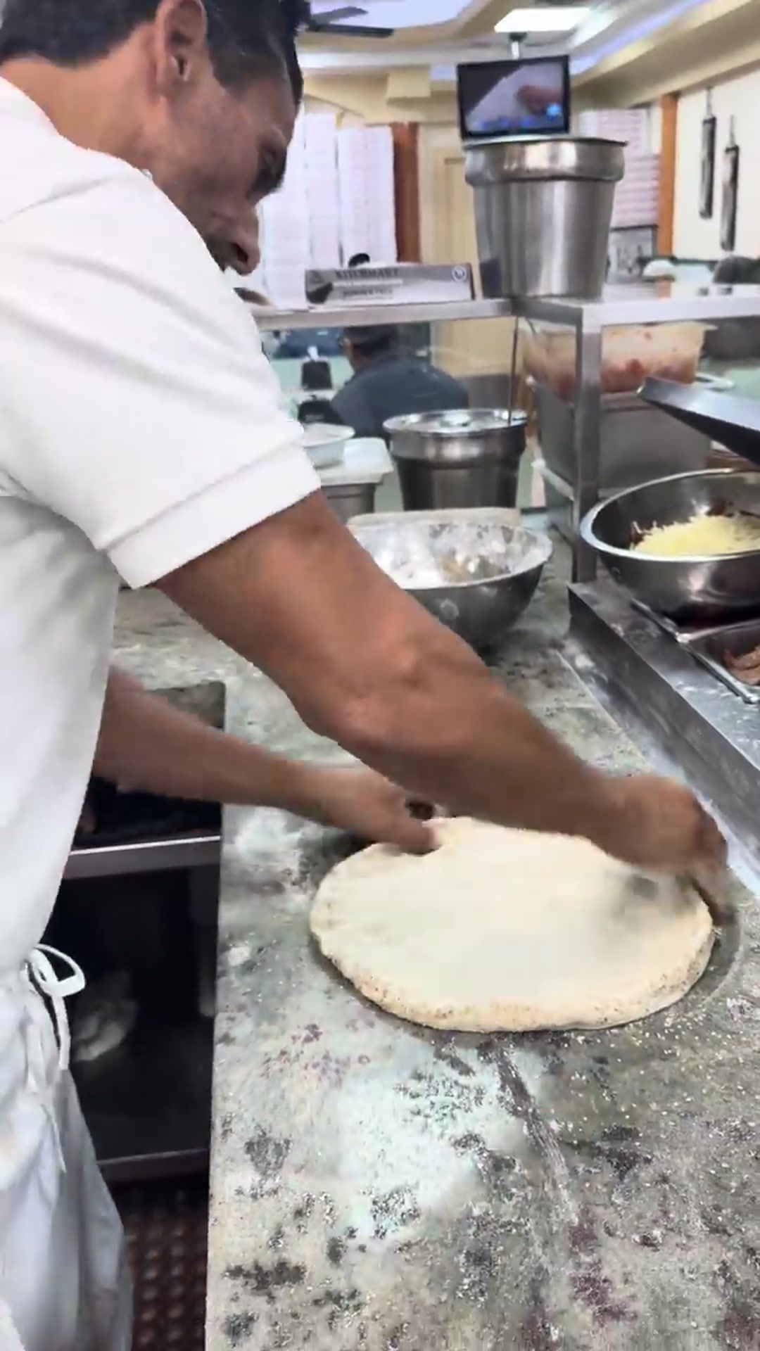 Video thumbnail for The FIRST time you ever seen a pizza like this_ 🍕💯(720P_HD)