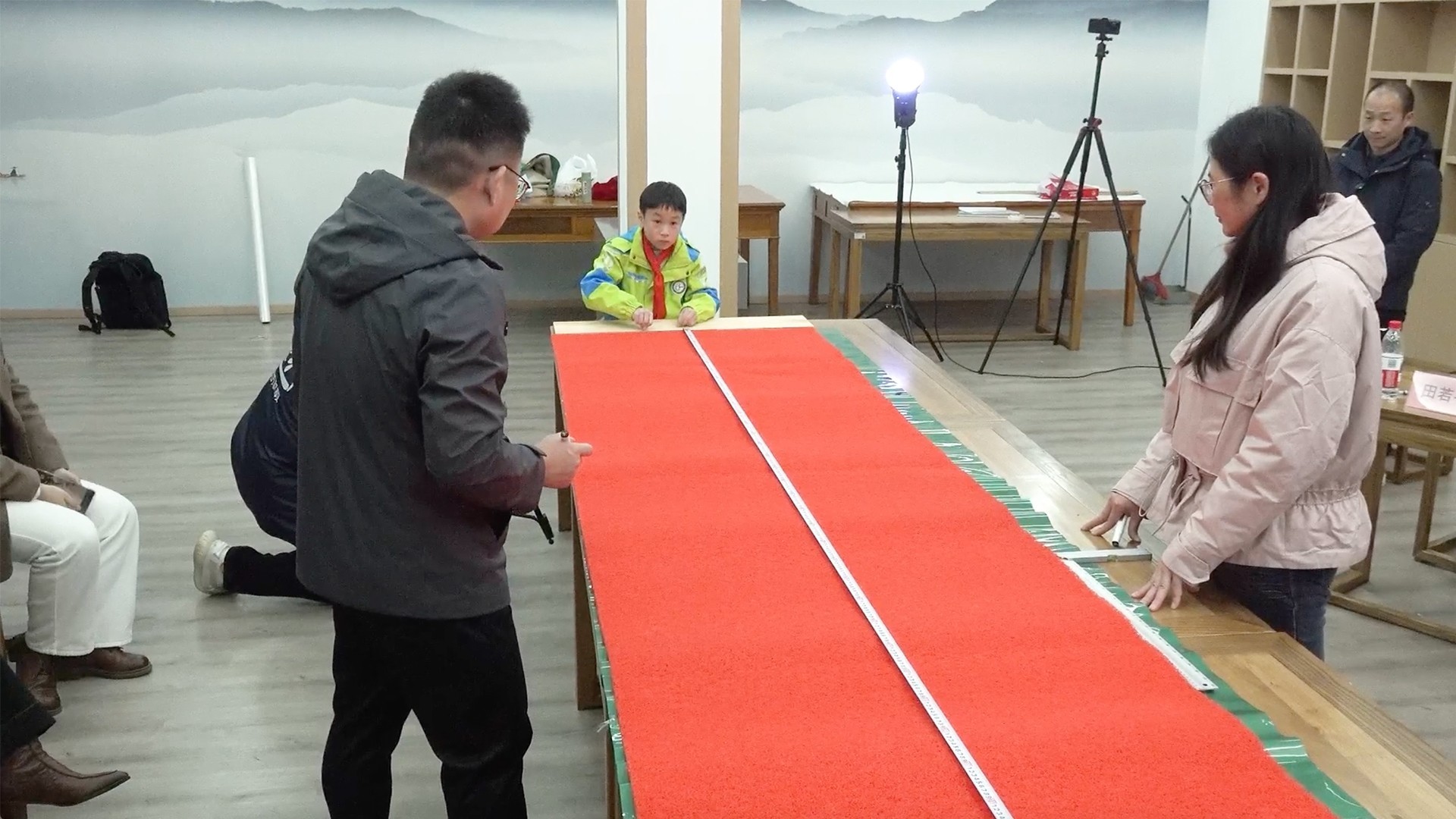Video thumbnail for Farthest jump of an origami frog - 2.52 metres (8 ft 23.2 in) by Liang Chenhao