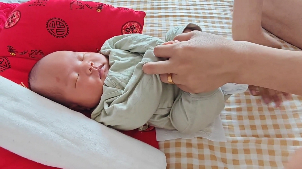 Video thumbnail for Gentle Tapping Trick Soothes Baby to Sleep Instantly