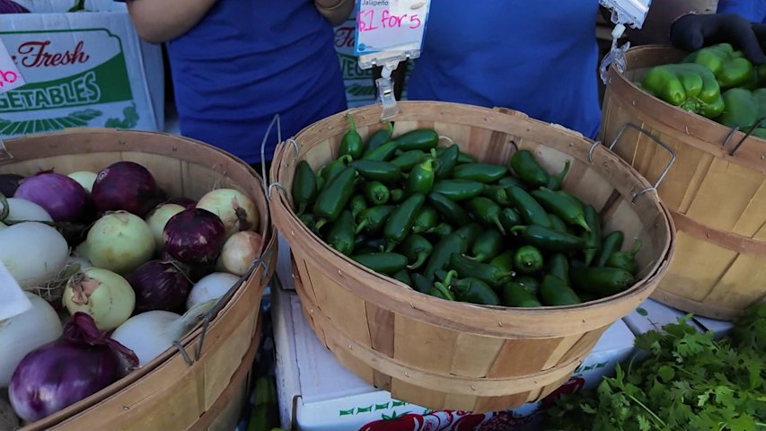 Video thumbnail for Shoppers turn to local produce markets amid diarrhea-causing parasite