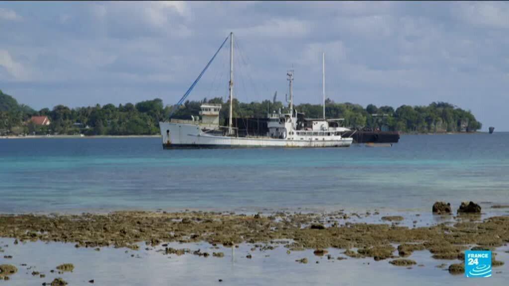 Video thumbnail for First climate migrants from Tuvalu arrive in Australia