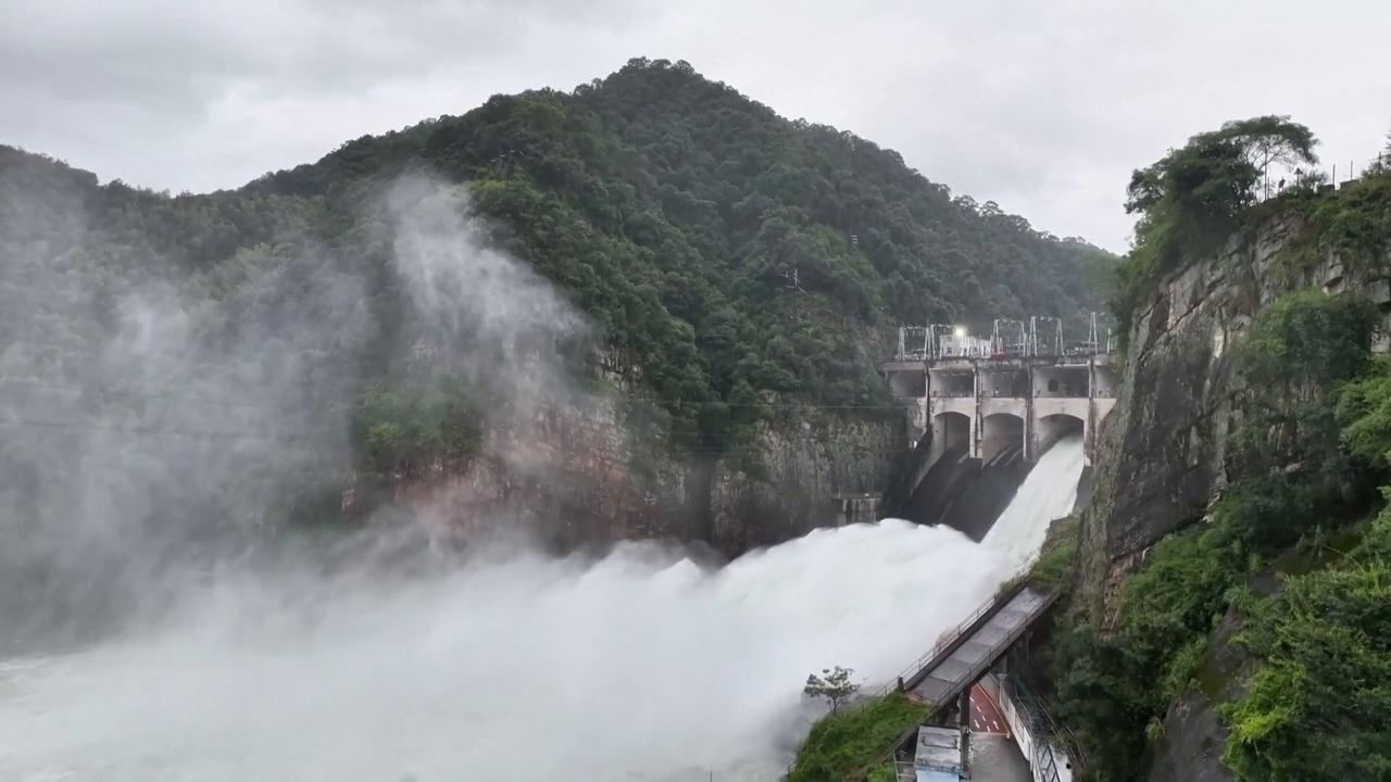 Video thumbnail for China: Jiangxi intensifies flood control as Typhoon Noul weakens.
