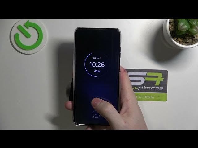 Video thumbnail for MOTOROLA Edge 30 Neo Hand Size Comparison