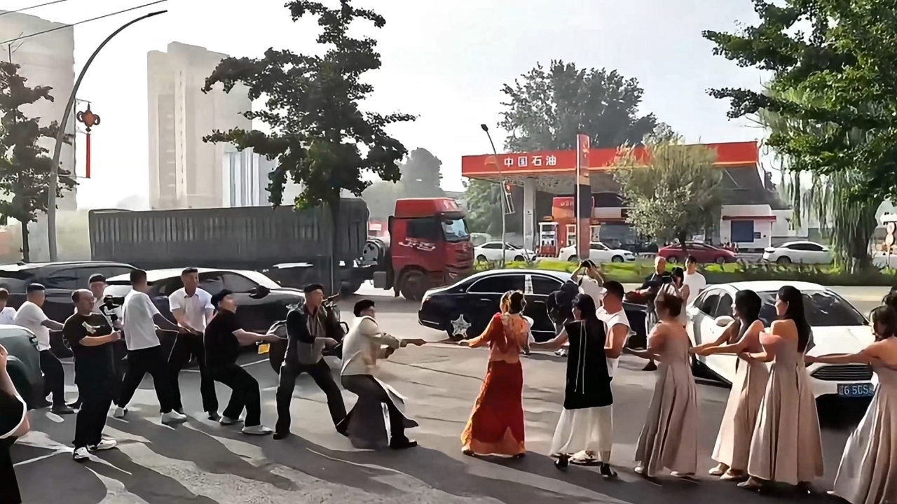 Video thumbnail for Tug-of-War Rope Breaks at Chinese Wedding!