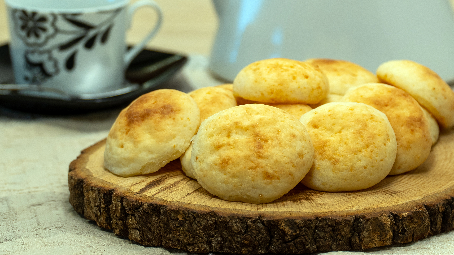 Video thumbnail for Pão de Queijo com Tapioca Fácil e Cremoso