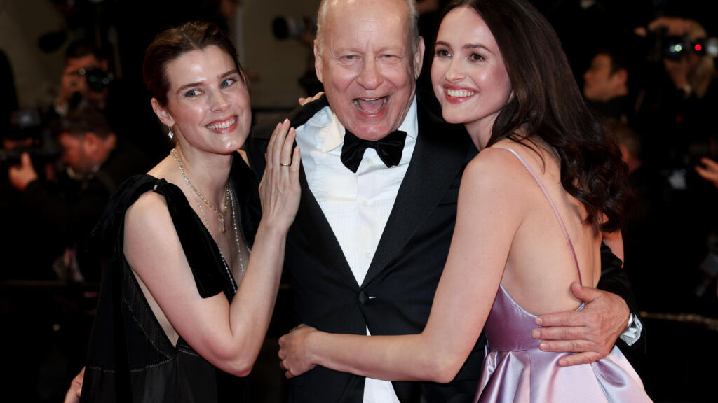 Video thumbnail for Cannes Film Festival: Standing ovation for 'Sentimental Value'