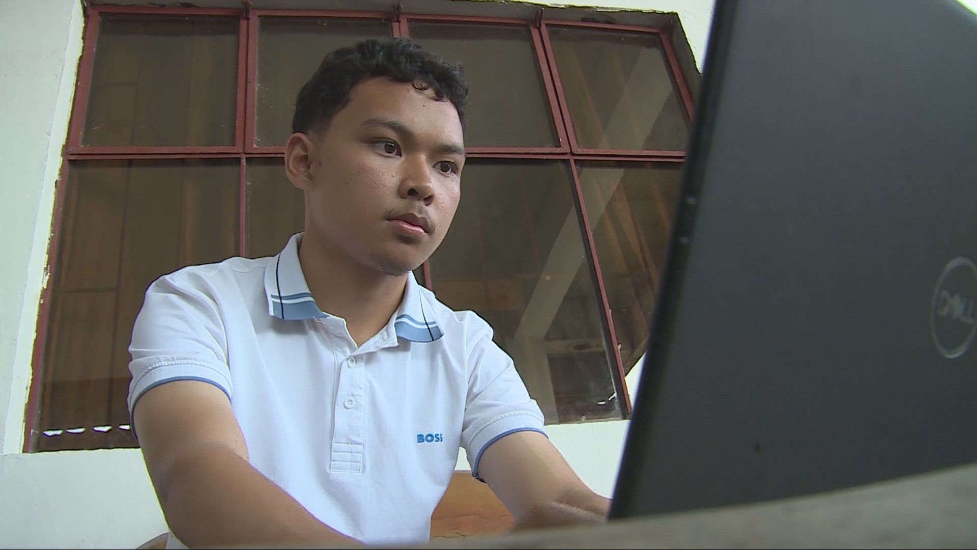 Video thumbnail for Marawi siege survivor casts first vote in Philippines’ Bangsamoro election