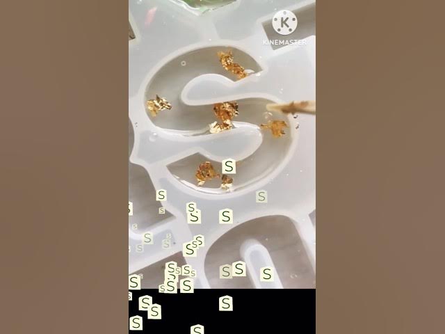 Video thumbnail for S alphabet Resin keychain||Resin art bnane ka tarika #resinart #shorts #ytshorts @busymomcraft
