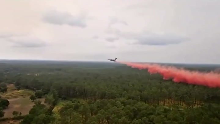 Video thumbnail for France deploys military aircraft to fight wildfires