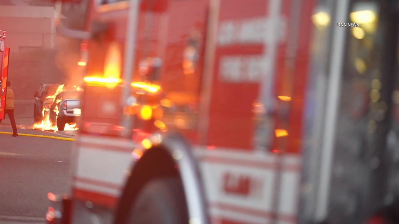 Video thumbnail for US, Los Angeles: CANOGA PARK Helicopter Crash Sparks Fire Between Buildings.