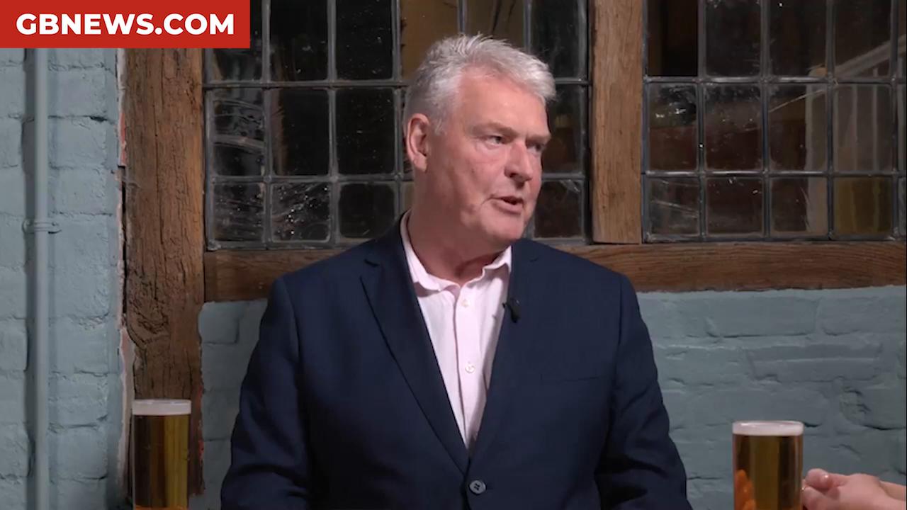 Video thumbnail for Lee Anderson launches scathing attack on Andy Twelves in feisty clash - 'Not had a proper job in your life!'