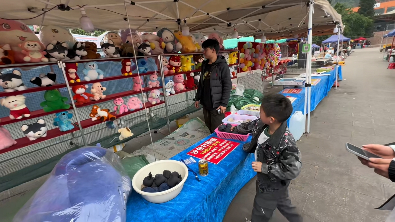 Video thumbnail for Boy Nails Every Throw at Guizhou Carnival Game!