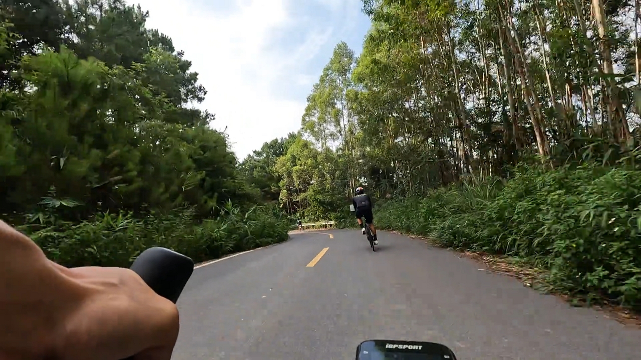 Video thumbnail for Cyclist Crashes into Guardrail While Taking a Curve in Guangxi
