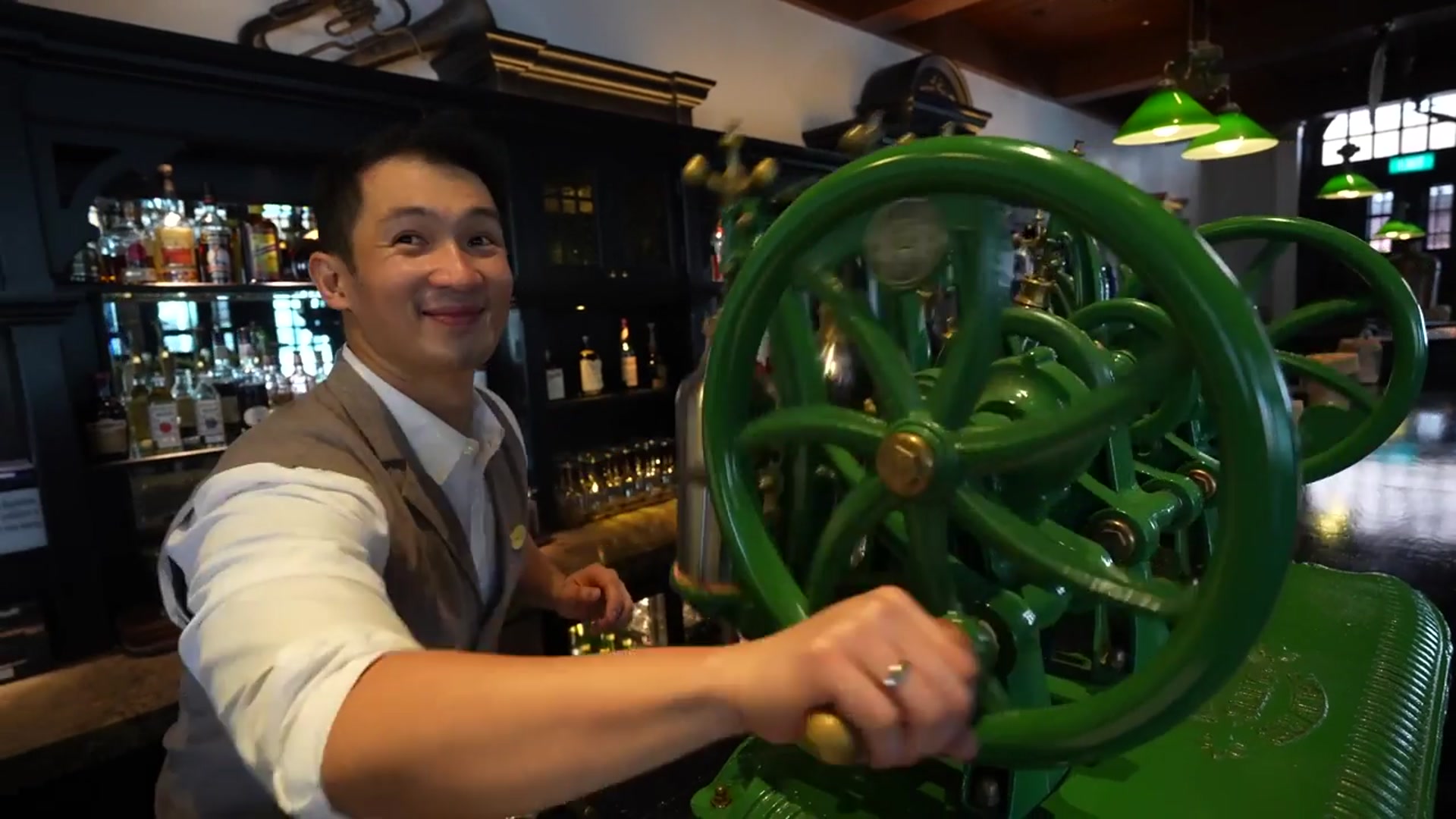 'Video thumbnail for Singapore Food Scene  3 MUST TRY Duck Dishes + HERITAGE and INNOVATIVE Cocktails!'