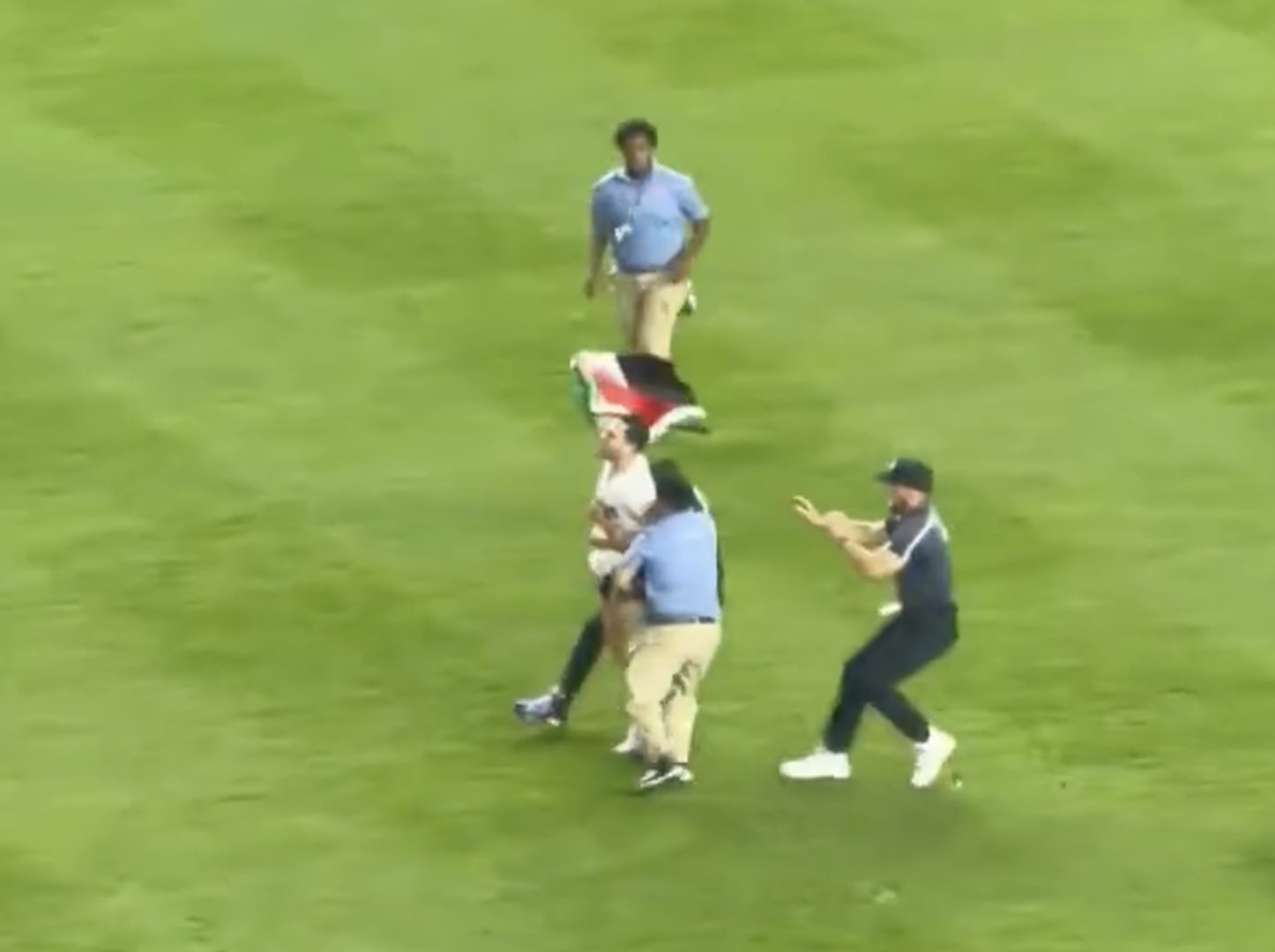 Video thumbnail for Man waving Palestinian flag tackled on Yankee Stadium field