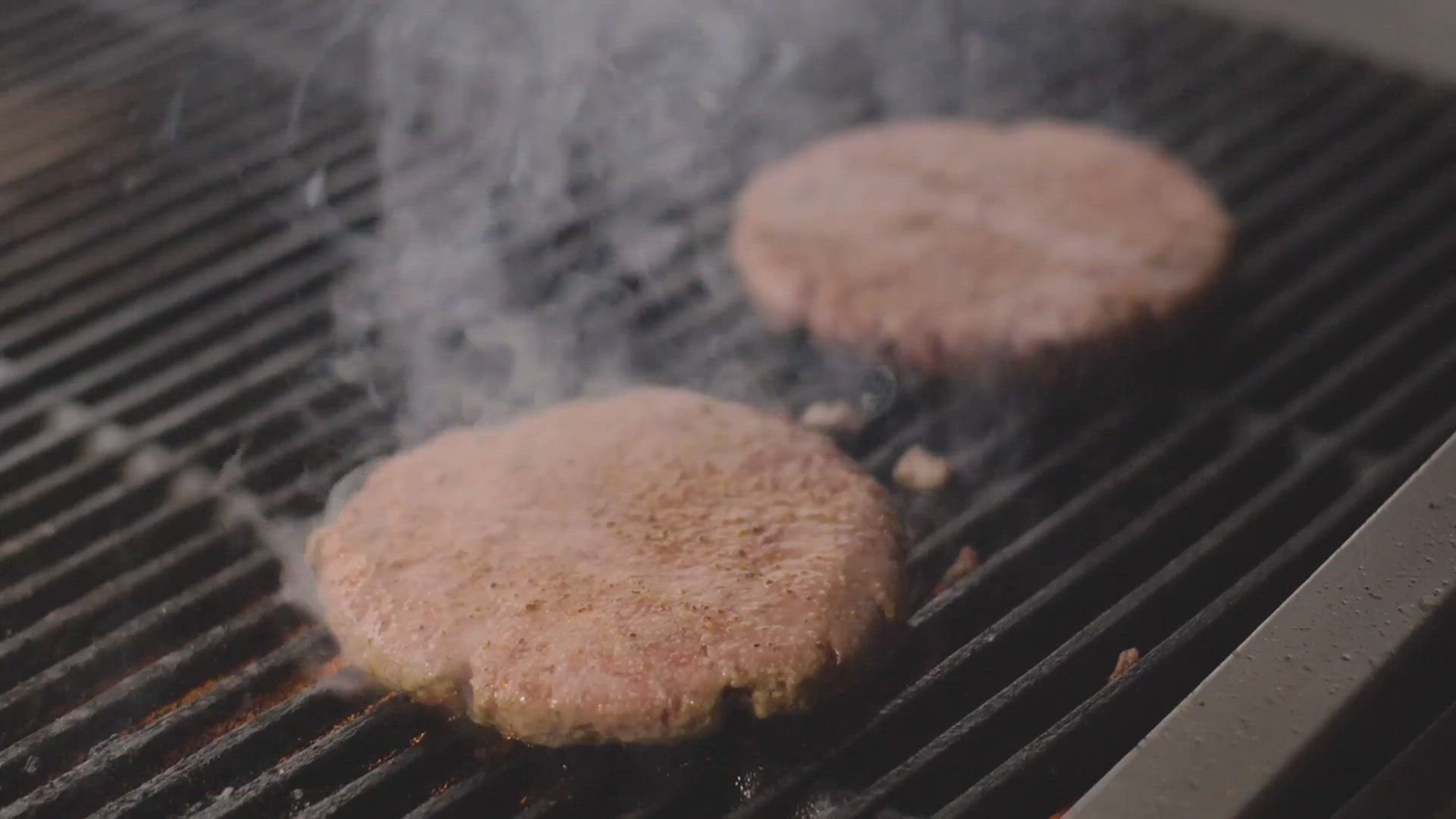 Video thumbnail for Can the Weber SearWood Xl Do SmashBurgers