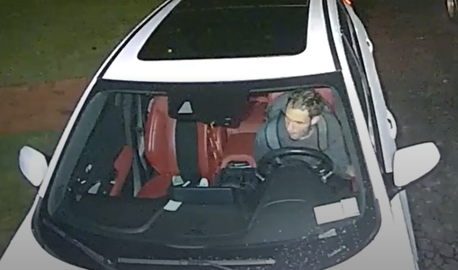 Video thumbnail for Police search for man who stole items from cars in East Meadow, Westbury