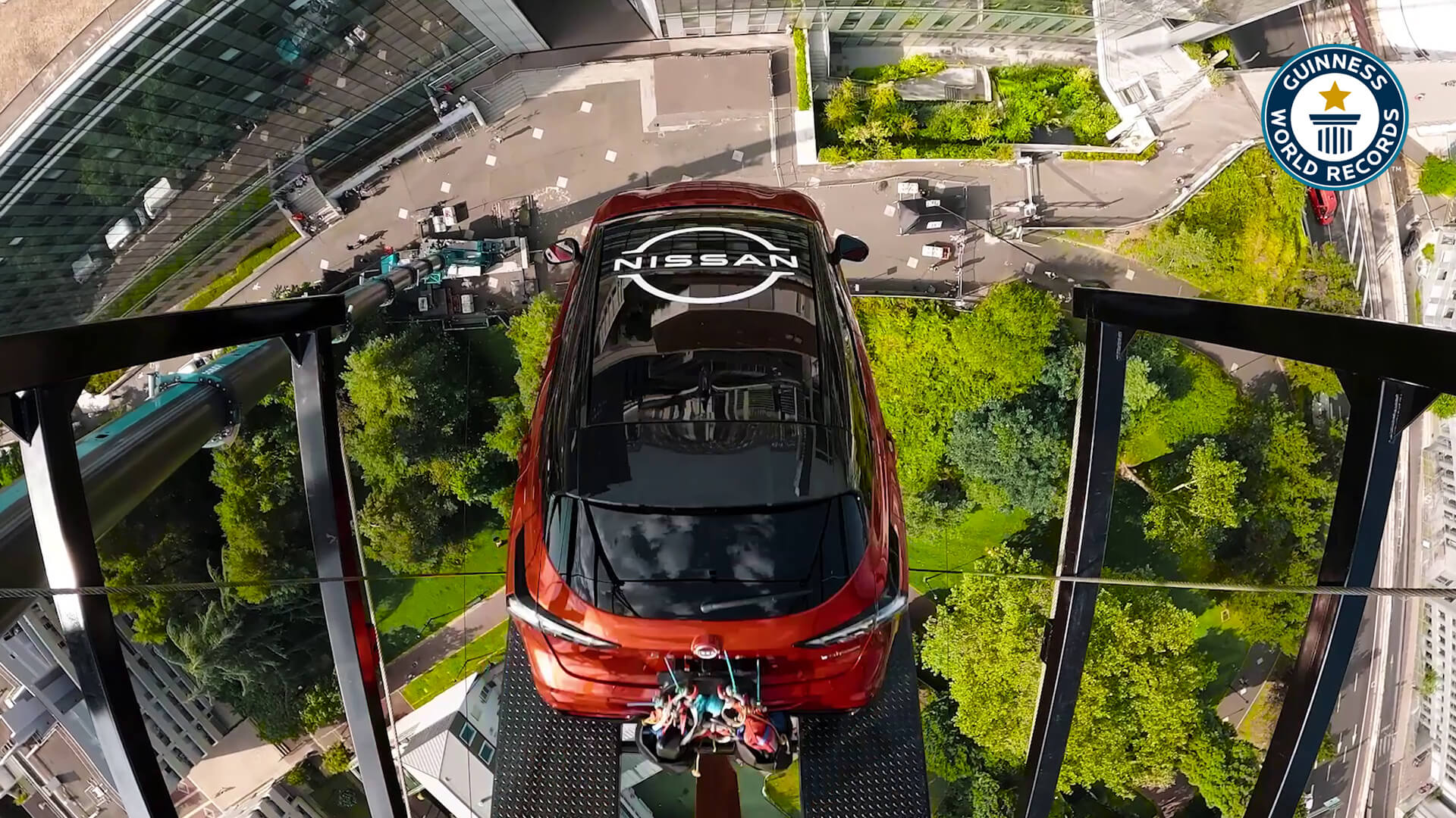 'Video thumbnail for Nissan France's High-Rise Bungee Jump Record with Qashqai e-Power'