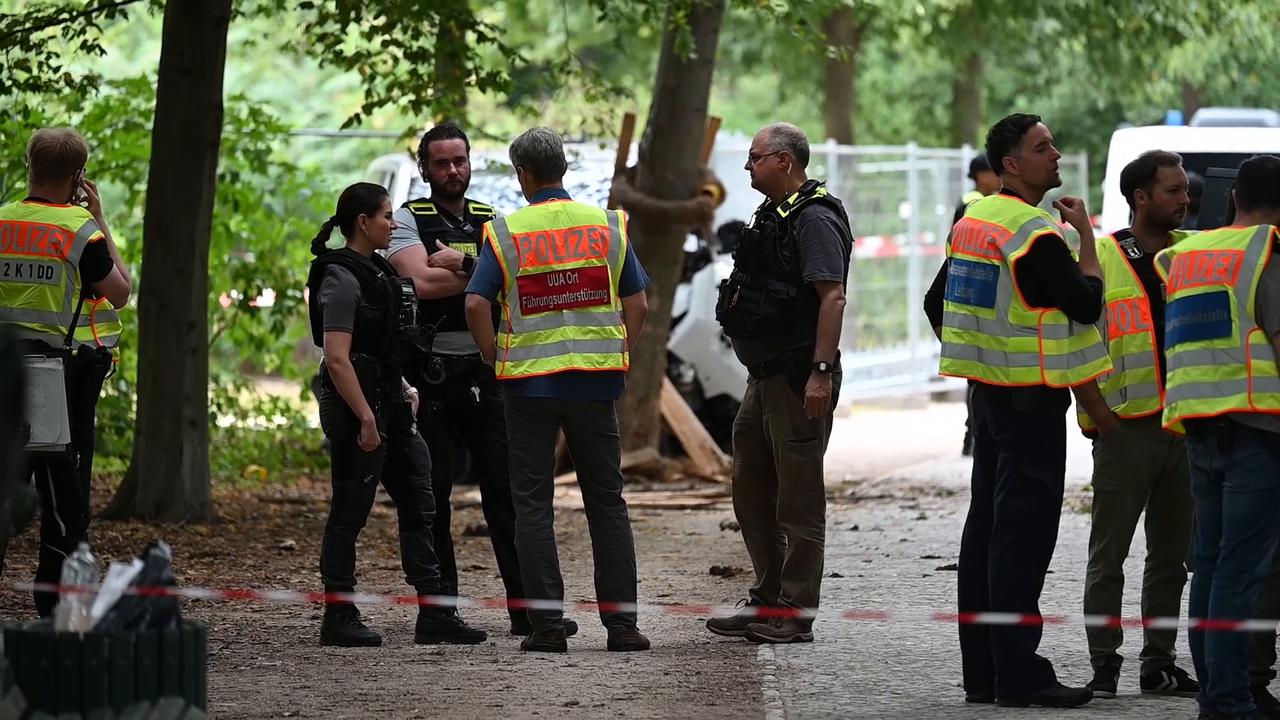 Video thumbnail for Germany: Police officers search fugitive suspect of Christopher Street Day parade attack in Berlin.