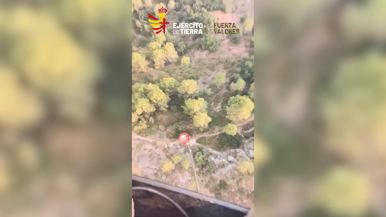 Video thumbnail for Spain: Spanish army helicopters deploy aerial water drops to combat La Vall d'Uixo wildfire.