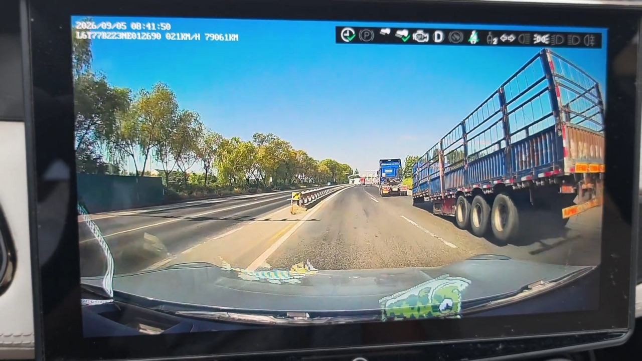 Video thumbnail for Cargo Trailer Detaches and Crashes on Shandong Highway
