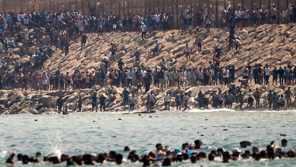 Video thumbnail for 'It took me two hours': 40,000 migrants swim from Morocco into Spain's Ceuta