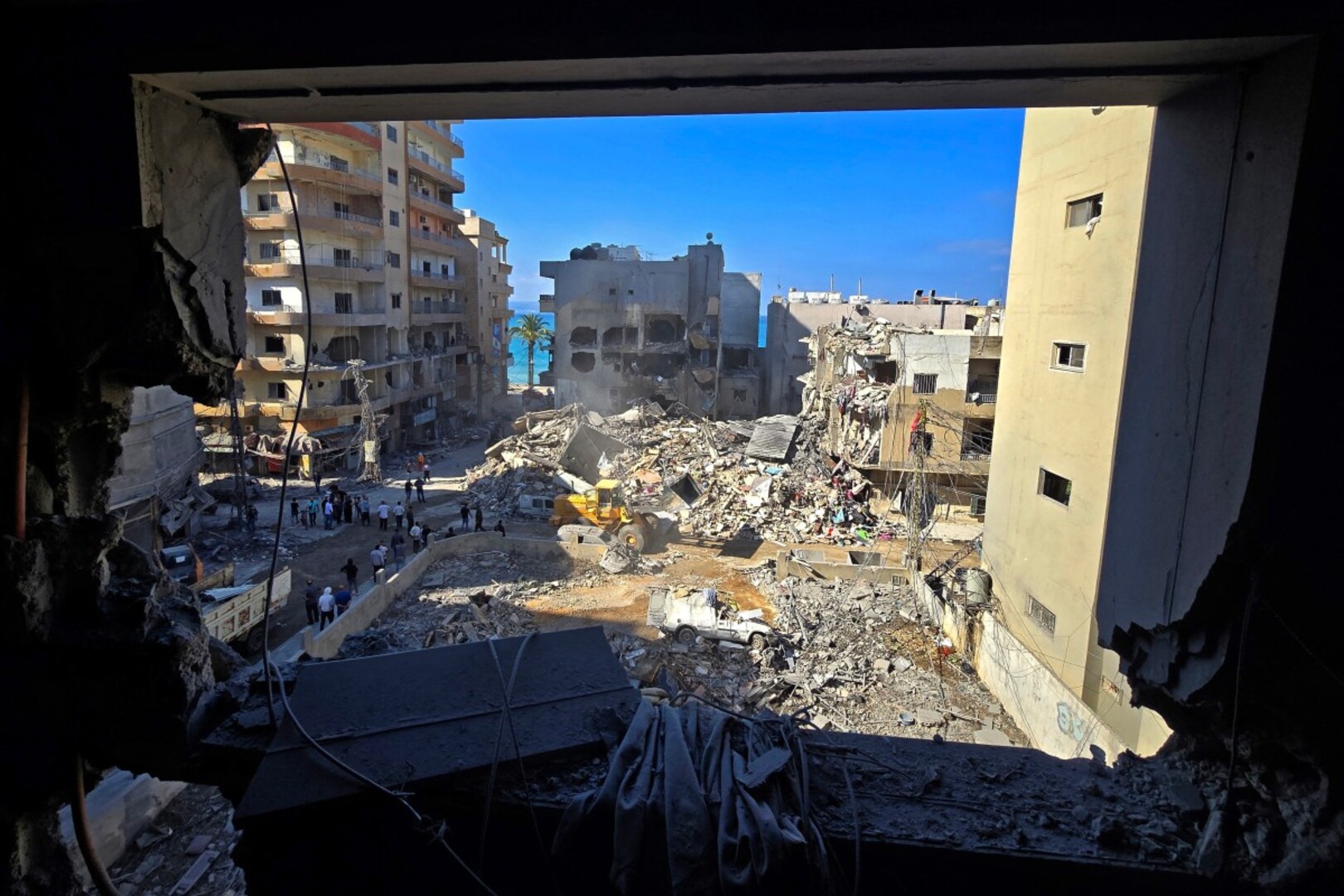 Video thumbnail for Israel hits buildings in southern Lebanon: Families displaced as strike destroys neighbourhood