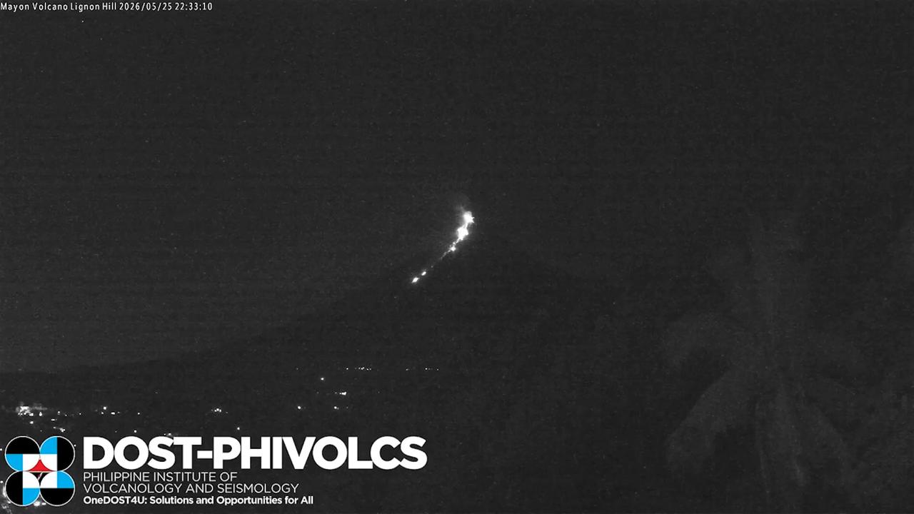 Video thumbnail for Philippines: Meteor passes near Mayon Volcano during eruption.