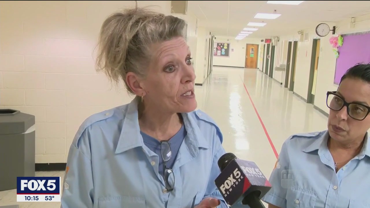 'Video thumbnail for NYC school bus deal delay puts 150,000 students at risk of losing rides'