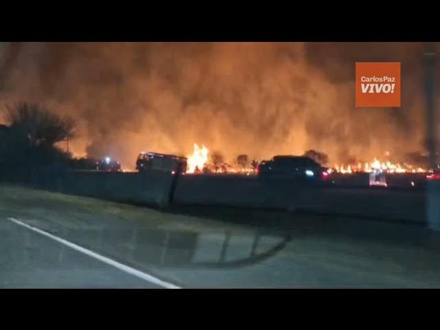 Video thumbnail for El fuego a orillas de la autopista Córdoba-Carlos Paz (Video Gentileza: Santiago Berioli)
