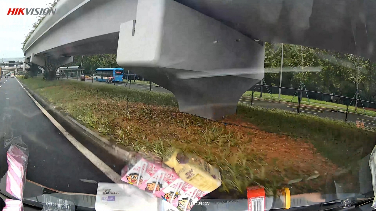 Video thumbnail for Car Hits Concrete Beam After Multiple Lane Changes on Sichuan Highway