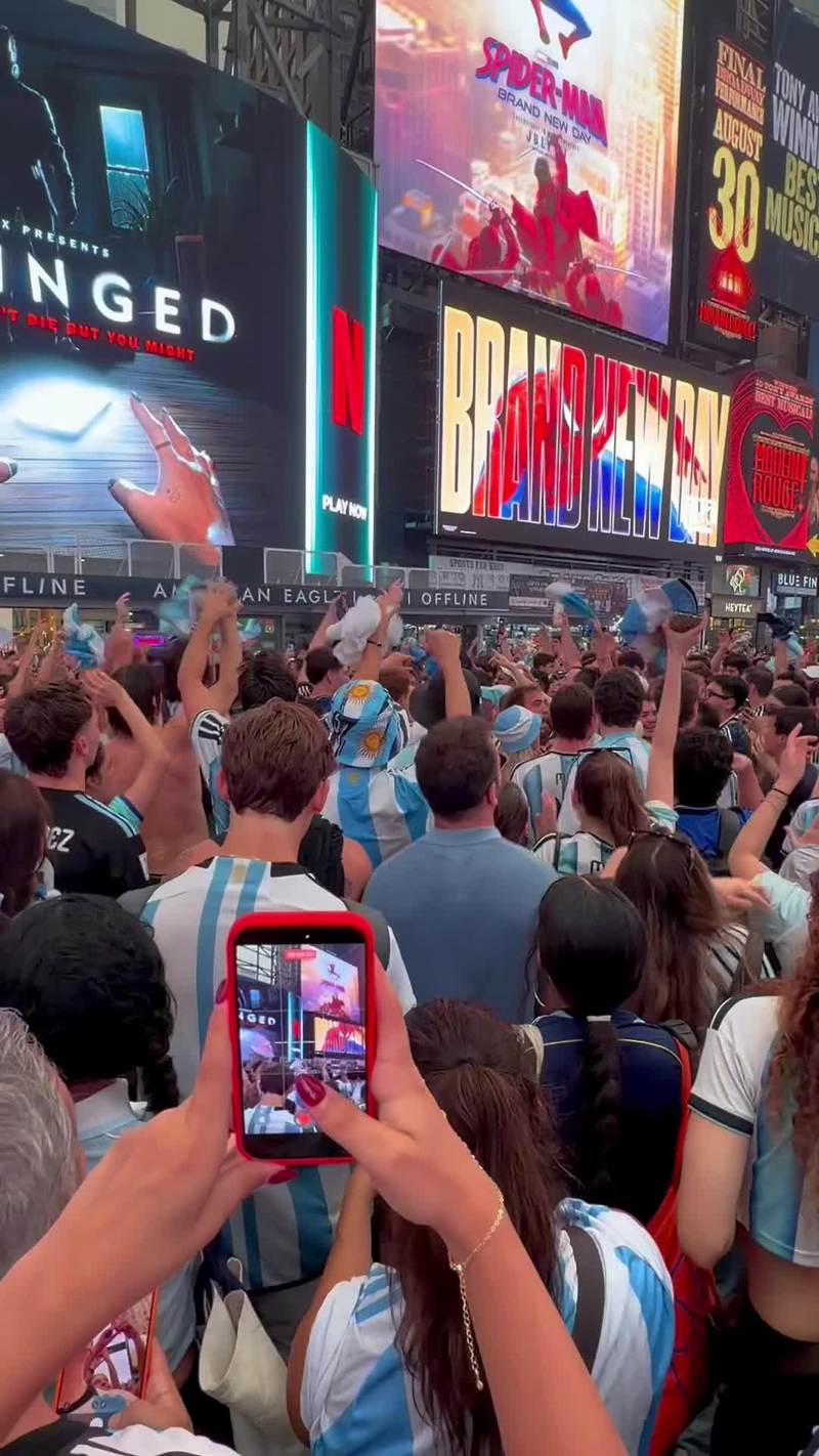 Video thumbnail for Argentina Fans Turn Times Square into a Sea of Blue and White