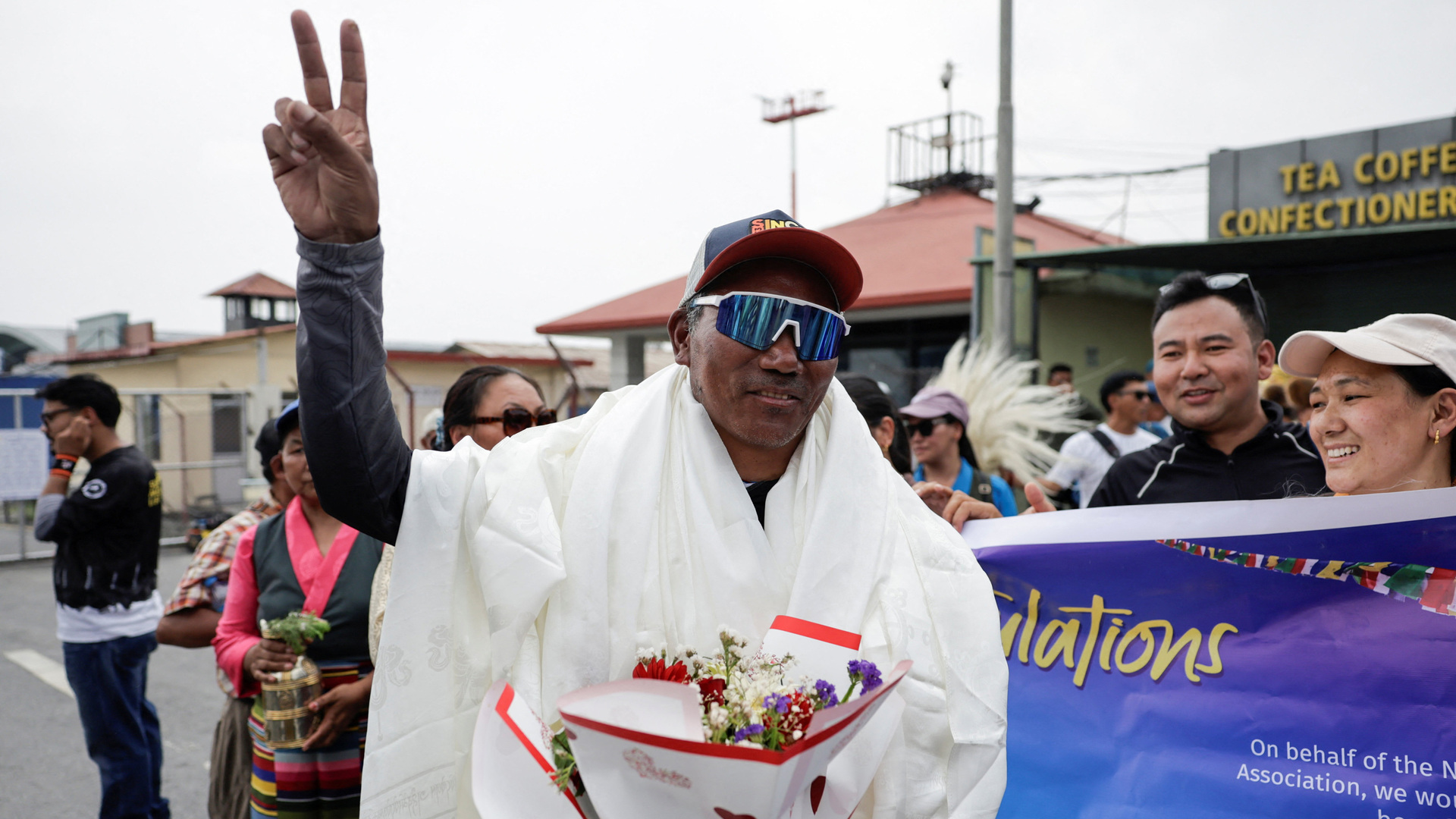 Video thumbnail for ‘Everest Man’ breaks his own record after historic 32nd climb