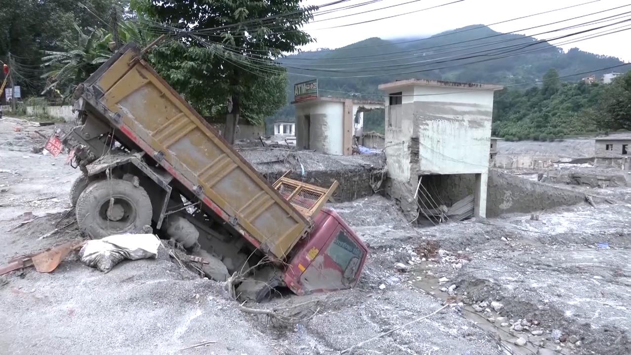 Video thumbnail for Nepal: Businesses count losses after mudslide in Nepal's Trishuli Valley.