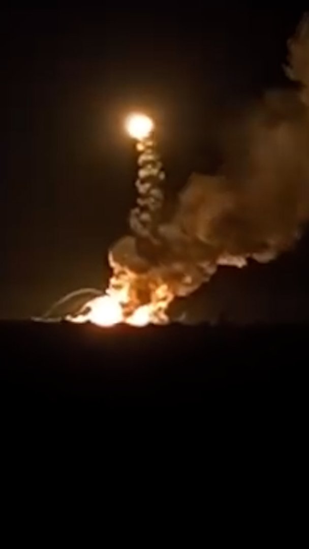 Video thumbnail for Huge explosion at a weapons depot in Syria