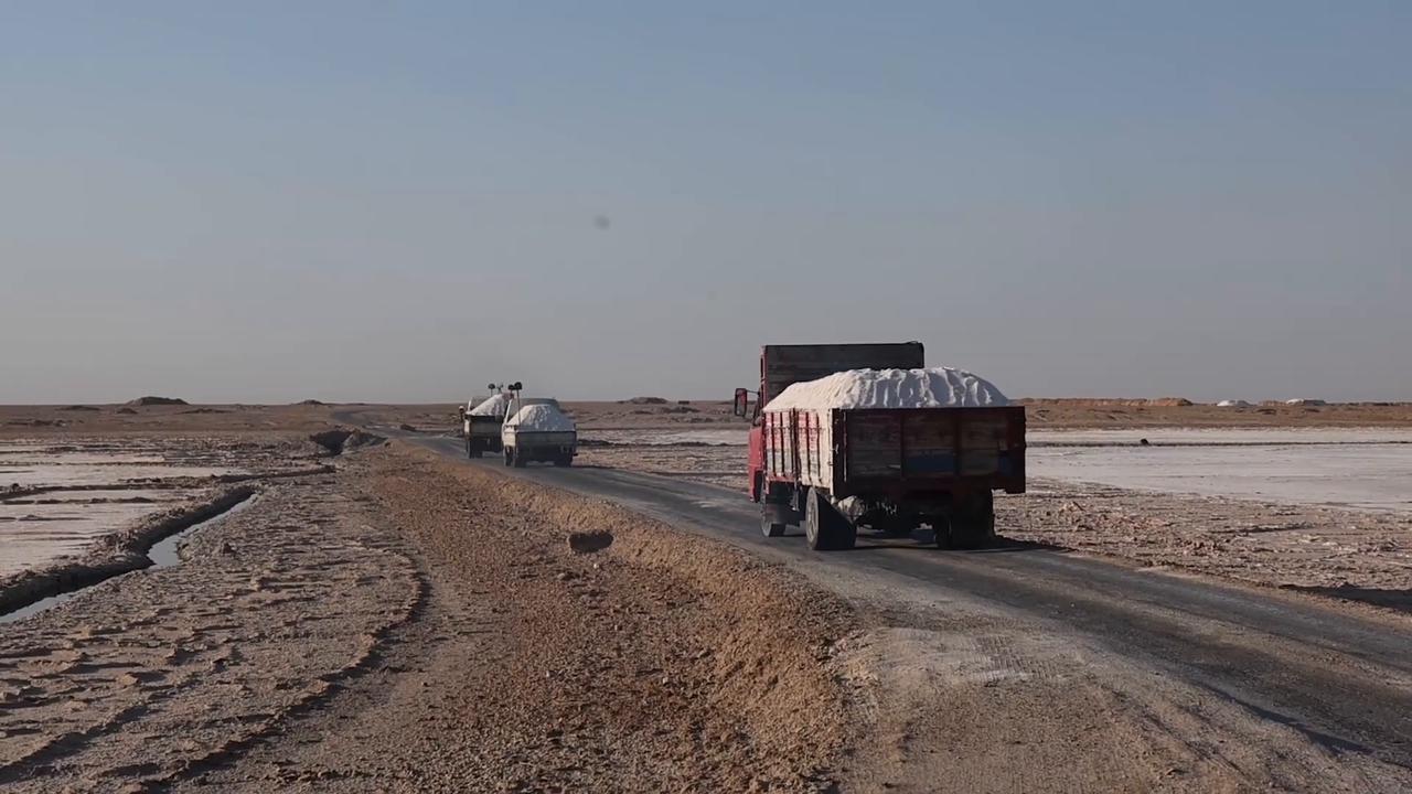 Video thumbnail for Syria: Salt workers toil under scorching sun in Syria's Deir ez-Zor Desert.