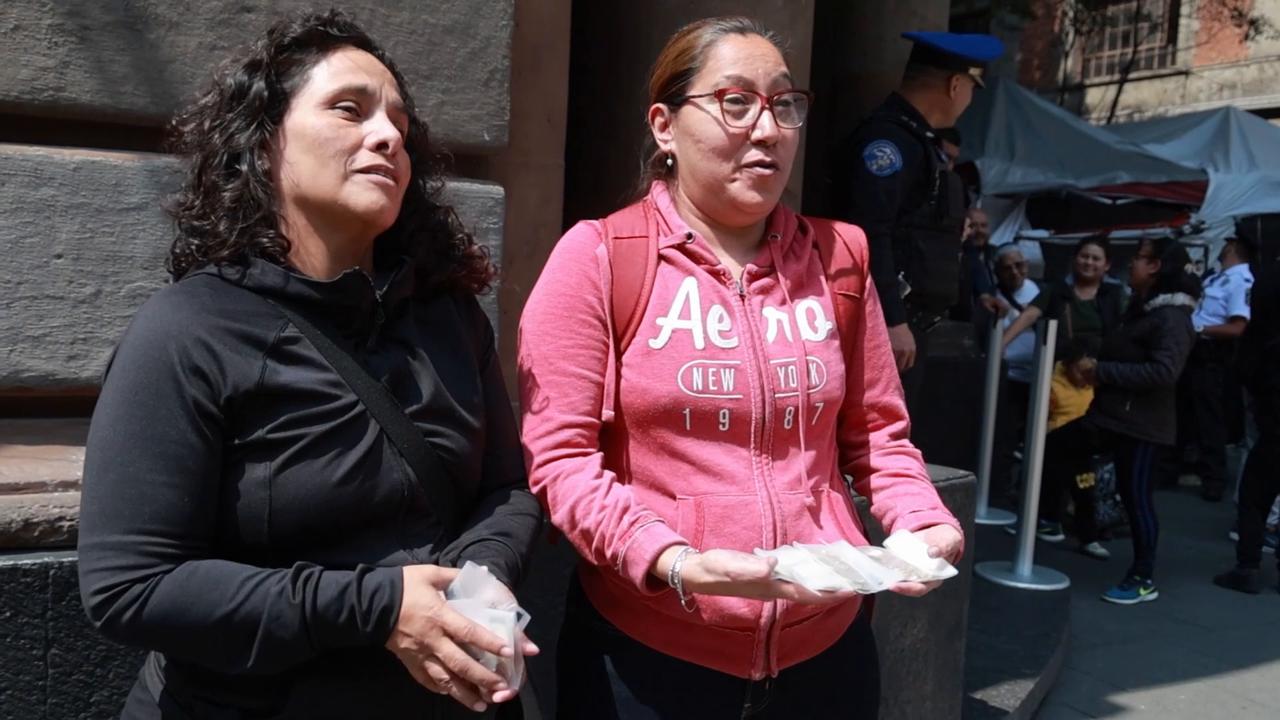 Video thumbnail for Mexico: Hundreds line up in Mexico City for FIFA World Cup 2026 commemorative coins.