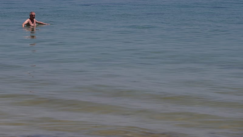 Video thumbnail for Tunisia: Swimmers celebrate New Year with plunge in cold sea