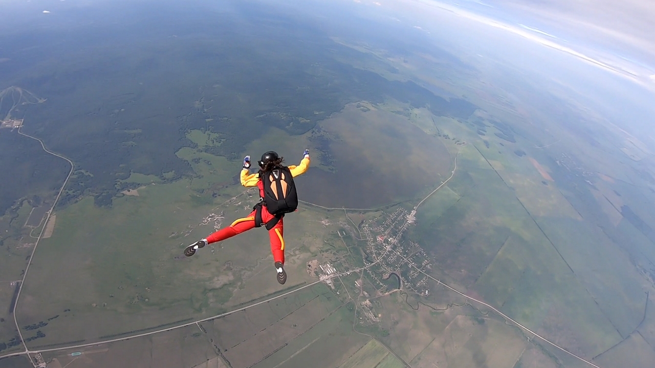 Video thumbnail for Skydiving instructor saves student during unexpected free fall spin