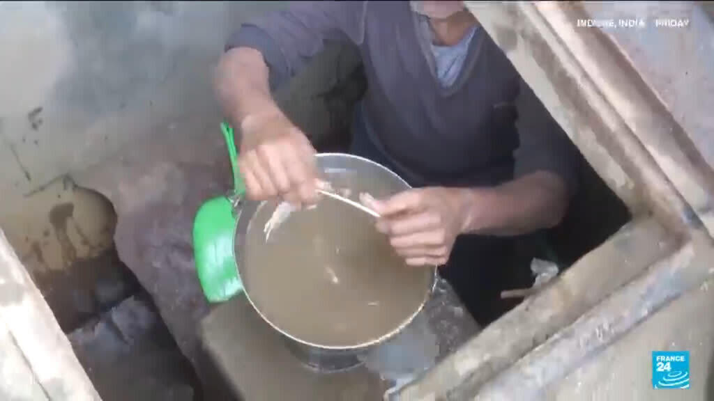 Video thumbnail for India: Contamined water blamed as diarrhoea outbreak kills 10 in Indore