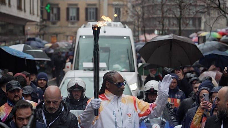 Video thumbnail for Snoop Dogg surprises Italy by joining Olympic torch relay in Gallarate