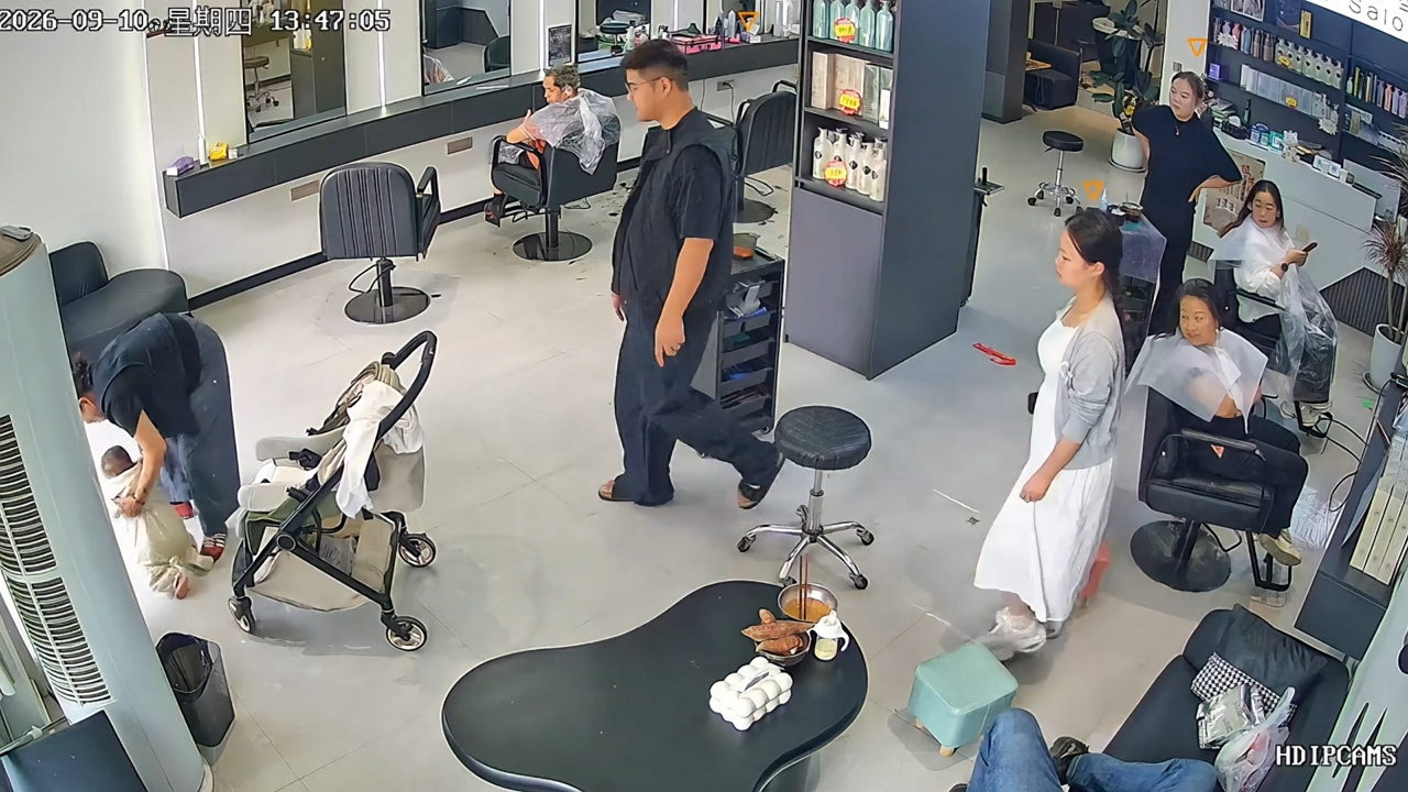 Video thumbnail for Baby Falls from Stroller During Adjustment in Henan Salon