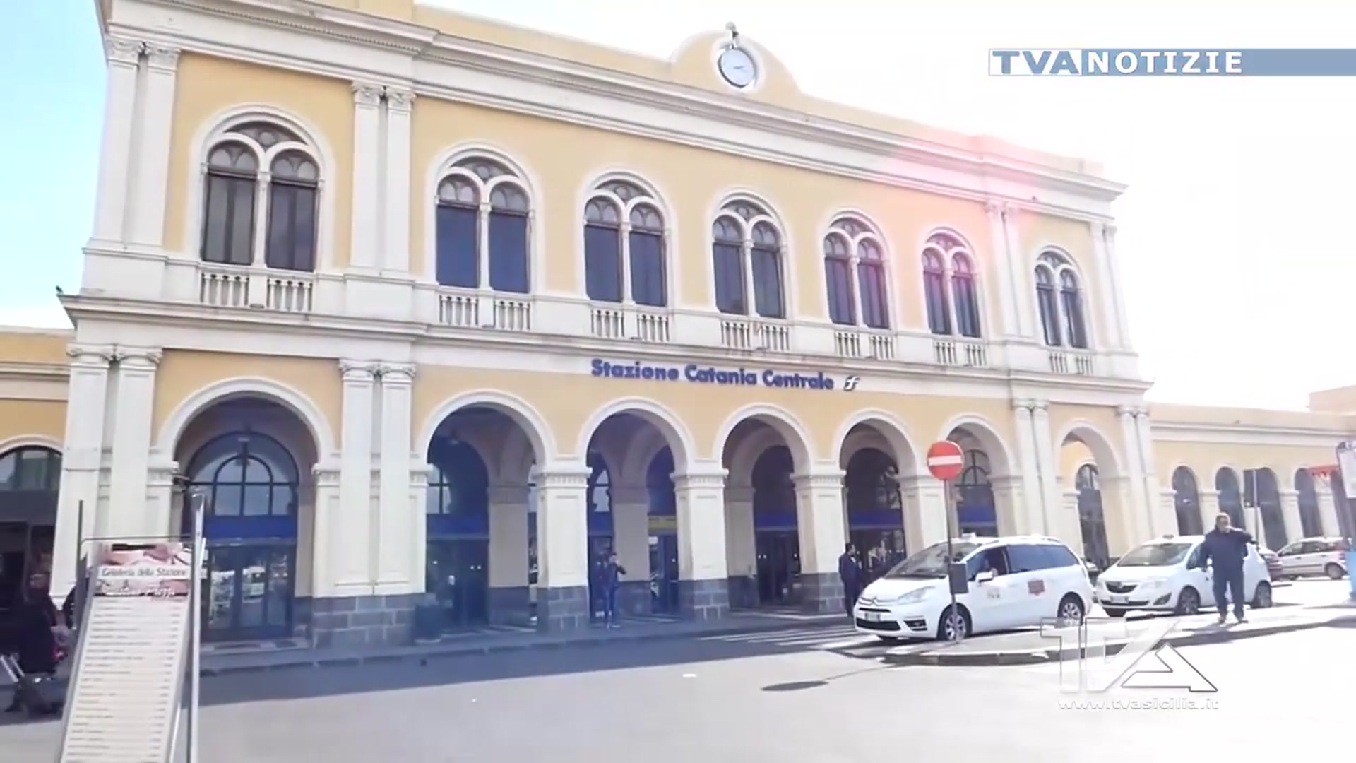 'Video thumbnail for Catania. Chiede soldi con insistenza e aggredisce un viaggiatore nei pressi della stazione centrale.'